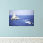 Een Portugese marine-eenheid in een opblaasbare bo Canvas Afdruk (Insitu (Houten vloer))