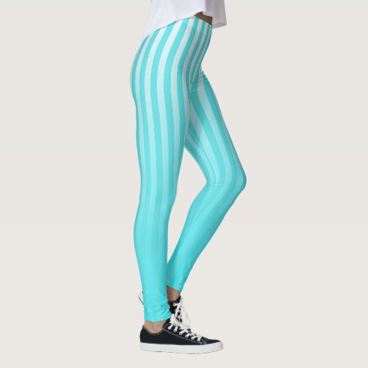 Een pose in Stripes Leggings (Rechts)