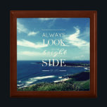 Een positieve kijk op het leven © Seascape Cadeaudoosje<br><div class="desc">Dit ontwerp heeft een achtergrond van een origineel fotografisch werk met een prachtige kustlijn met een blauwe lucht en witte wolken, vergezeld van een inspirerende boodschap in het midden: "KIJK ALTIJD AAN DE HELDERE KANT VAN HET LEVEN" in de typografische kunst. Deze uitdrukking brengt een optimistische houding ten opzichte van...</div>