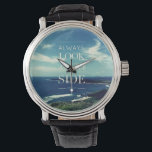 Een positieve kijk op het leven © Seascape Horloge<br><div class="desc">Dit ontwerp heeft een achtergrond van een origineel fotografisch werk met een prachtige kustlijn met een blauwe lucht en witte wolken, vergezeld van een inspirerende boodschap in het midden: "KIJK ALTIJD AAN DE HELDERE KANT VAN HET LEVEN" in de typografische kunst. Deze uitdrukking brengt een optimistische houding ten opzichte van...</div>