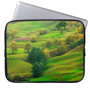 Een prachtig berglandschap in het avondzonlicht. laptop sleeve