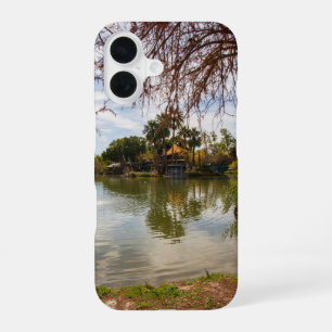 Een prachtig landschap in de Phoenix Zoo iPhone 16 Hoesje