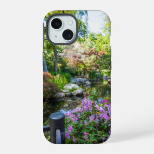 Een prachtig lentelandschap in de tuin iPhone 15 case