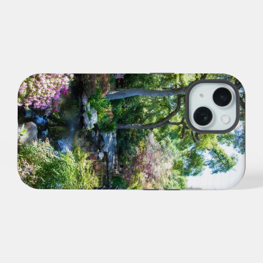 een prachtig lentelandschap in een Japanse tuin iPhone 15 Case (Achterkant horizontaal)