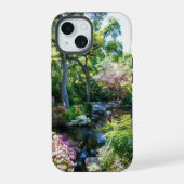 een prachtig lentelandschap in een Japanse tuin iPhone 15 Case (Achterkant)