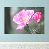 Een prachtig roze rozendoek canvas afdruk (Insitu (Houten vloer))