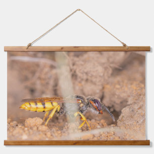Een prachtige close-up foto van een wesp hangend wandkleed
