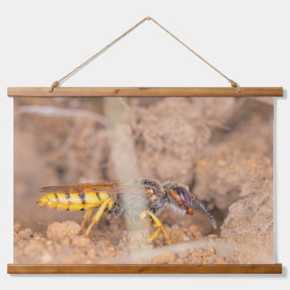 Een prachtige close-up foto van een wesp hangend wandkleed