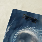 Een prachtige draak omringd door wolken strandlaken (In situ)