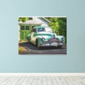 Een prachtige, tweekleurige 1947 Pontiac Torpedo r Canvas Afdruk (Insitu (Houten vloer))