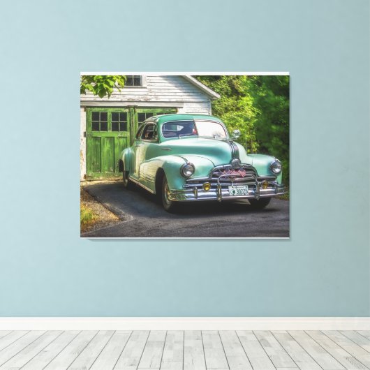 Een prachtige, tweekleurige 1947 Pontiac Torpedo r Canvas Afdruk (Insitu (Houten vloer))