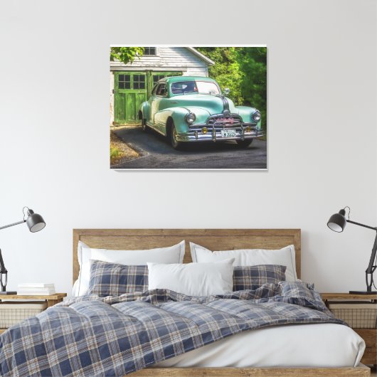 Een prachtige, tweekleurige 1947 Pontiac Torpedo r Canvas Afdruk (Insitu (Slaapkamer))
