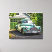 Een prachtige, tweekleurige 1947 Pontiac Torpedo r Canvas Afdruk (Voorkant)
