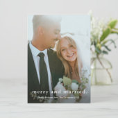 Een prettige en gehuwde eenvoudige bruiloft met ke feestdagenkaart (Staand voorkant)