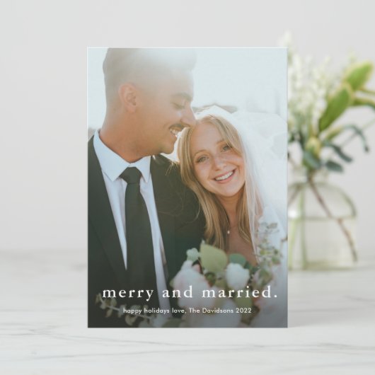Een prettige en gehuwde eenvoudige bruiloft met ke feestdagenkaart (Staand voorkant)