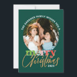 Een prettige kerst feestdagenkaart<br><div class="desc">Maak uw boodschap met deze aanpasbare kerstkaart. Voeg een woord toe dat je leuk vindt rond je foto in het midden. ‘Merry Christmas’ is hieronder in een mix van blok- en handgetekende script fonts. Kies ook tussen een witte backer of een patroon dat overeenkomt.</div>