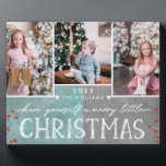 Een prettige kerstfamilie fotocollage fotoplaat<br><div class="desc">Een prettige kerstfamilie,  aangepast 3 fotocollage Plaque. Met leuke moderne lettertypen,  Berries en een schuimende blauwgroen en Charcoal achtergrond! Vervang je foto's en stuur een speciale persoonlijke kerstgroet naar familie en vrienden!</div>