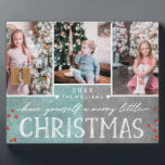 Een prettige kerstfamilie fotocollage fotoplaat<br><div class="desc">Een prettige kerstfamilie,  aangepast 3 fotocollage Plaque. Met leuke moderne lettertypen,  Berries en een schuimende blauwgroen en Charcoal achtergrond! Vervang je foto's en stuur een speciale persoonlijke kerstgroet naar familie en vrienden!</div>