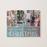 Een prettige kerstfamilie fotocollage legpuzzel<br><div class="desc">Een prettige kerstfamilie,  aangepast aan 3 foto-inkuilpuzzel. Met leuke moderne lettertypen,  Berries en een schuimende blauwgroen en Charcoal achtergrond! Vervang je foto's en stuur een speciale persoonlijke kerstgroet naar familie en vrienden!</div>