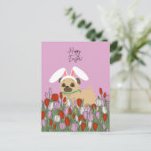 Een pug met bunny-oren in een veld met tulpen Pase Feestdagenkaart (Staand voorkant)