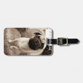 Een pug met zijn hoofd aan de zijkant getild bagagelabel (Voorkant horizontaal)