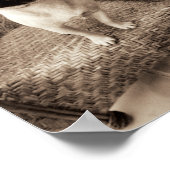 Een pug met zijn hoofd aan de zijkant getild poster (Hoek)