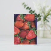 een punnet van rijpe verse aardbeien die te koop w briefkaart (Staand voorkant)