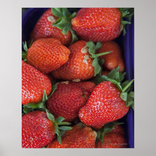 een punnet van rijpe verse aardbeien die te koop w poster (Voorkant)