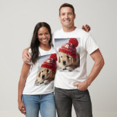 Een pup draagt een rood pet met een sneeuwpop erop t-shirt (Unisex)