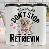 Een puppy die niet stopt met ophalen thermosbeker