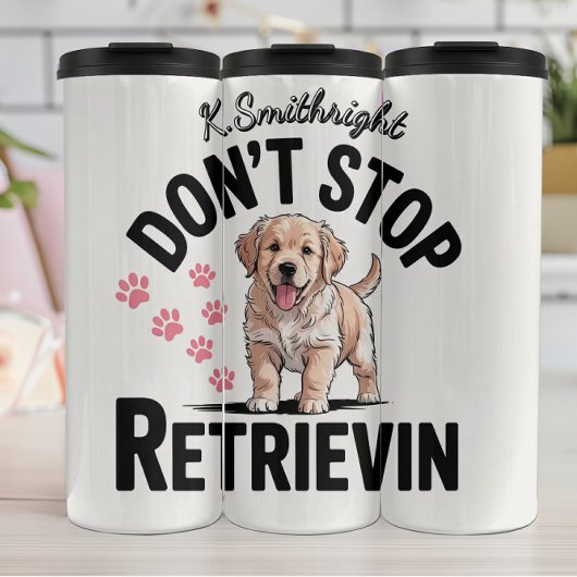 Een puppy die niet stopt met ophalen thermosbeker