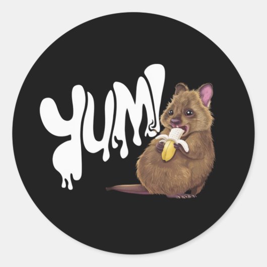 Een Quokka eet een banaan Ronde Sticker (Voorkant)