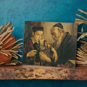 Een rabbijn die de Phylacteries aan de arm van een Fotoplaat (Zijkant)