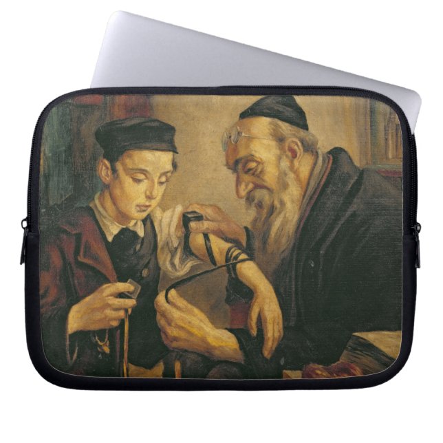 Een rabbijn die de Phylacteries aan de arm van een Laptop Sleeve (Voorkant)