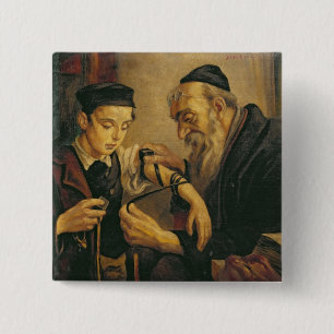 Een rabbijn die de Phylacteries aan de arm van een Vierkante Button 5,1 Cm