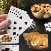 Een Red Maned Lion die naar de camera kijkt. Pokerkaarten (Insitu)