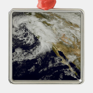 Een reeks sterke stormen met felle winden 2 metalen ornament