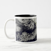 Een reeks sterke stormen met felle winden 2 tweekleurige koffiemok (Links)