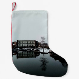 Een reflectie in het water kleine kerstsok