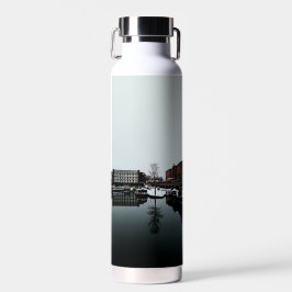 Een reflectie, in het water waterfles
