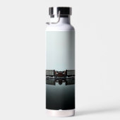 Een reflectie, in het water waterfles (Rechts)