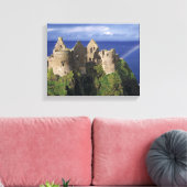 Een regenboog boven het middeleeuwse kasteel Dunlu Canvas Afdruk (Insitu (Woonkamer))