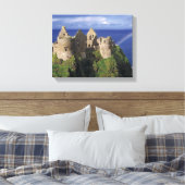 Een regenboog boven het middeleeuwse kasteel Dunlu Canvas Afdruk (Insitu (Slaapkamer))