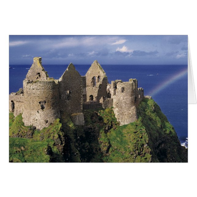 Een regenboog boven middeleeuws Dunluce Castle op (Voorkant Horizontaal)