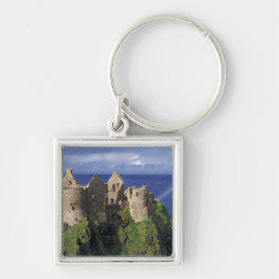 Een regenboog boven middeleeuws kasteel Dunluce op Sleutelhanger