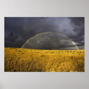 Een regenboog die na 12.00 uur door een mistrooier poster