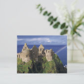 Een regenboog treft middeleeuws kasteel Dunluce aa Briefkaart (Staand voorkant)
