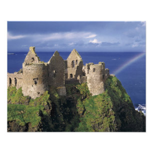 Een regenboog treft middeleeuws kasteel Dunluce aa Foto Afdruk