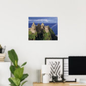 Een regenboog treft middeleeuws kasteel Dunluce aa Poster (Thuiskantoor)