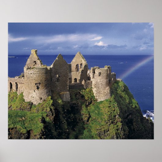 Een regenboog treft middeleeuws kasteel Dunluce aa Poster (Voorkant)